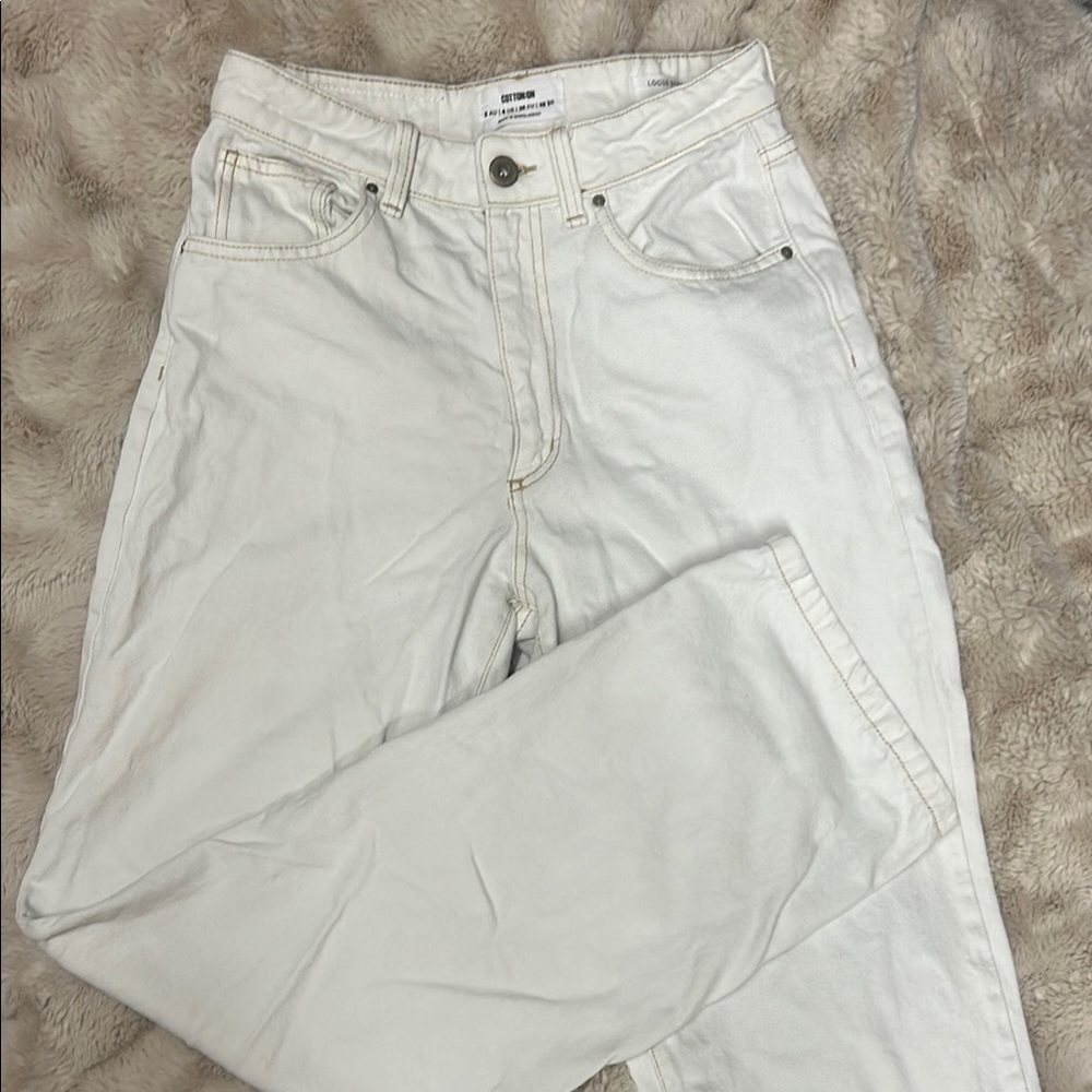 White High-Waisted Jeans